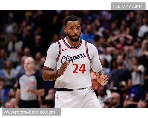 鲍威尔上半场表现稳定6投3中三分球命中率高达66贡献11分2篮板3助攻 鲍威尔上半场表现稳定6投3中三分球命中率高达66贡献11分2篮板3助攻