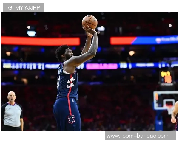 恩比德与鲍尔对决激烈76人半场微弱领先黄蜂三分球大战精彩纷呈