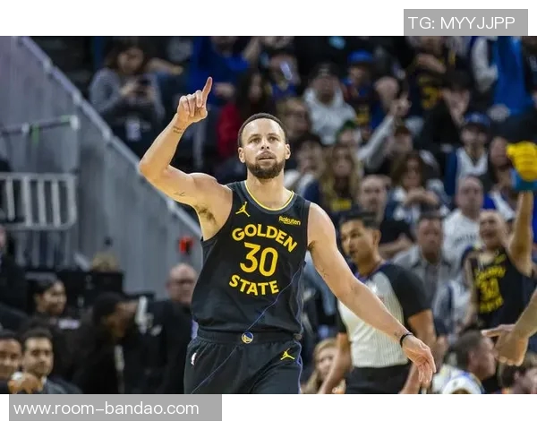 拼尽全力库里三分球表现惊艳全场独得38分却难阻球队失利